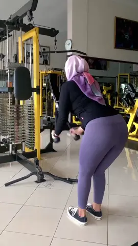 it's a back day 💪🏼 #backday #gymgirl #womengym #GymTok #GymLife #workout #women #workoutmotivation #gymlover #gym #ngegym #2023 