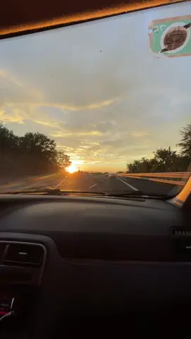 🌄 #city #sunset #sky #perteee #perteitalia #tramonto #sunsetvideos #sun #music #roadtrip #drive #aesthetic #traveltiktok #viral #trend 