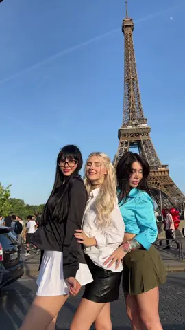 Your favorite girls in Paris 💕
