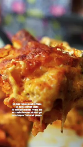 🌱Lasagne *Histaminarm* Fertig in 60 Min. Lasagne ohne Tomaten? Ja, das geht! 😋 Viel Spaß beim Nachkochen, Rebecca. 🧡 🌱Zutaten:  Paprikasauce: - 3 mittelgroße Paprika - 1 süße Zwiebel - Öl (z. B. Olivenöl) - Salz & Pfeffer - Basilikum - Linsen, ca. 5 EL - Hafermilch - italienische Gewürze Weiteres: - 1 1/2 Zucchini - 2 Möhren - Créme Fraiche - Streukäse (Mozzarella) - italienische Gewürze - Lasagneplatten 👩‍🍳Zubereitung: Paprikasauce 1) Das Öl in einer Pfanne erhitzen und die Zwiebeln + wer möchte etwas Zucker hinzufügen. Inzwischen die Linsen in warmem Wasser waschen + die Paprika waschen und schneiden. 2) Wenn die Zwiebeln glasig sind, Paprika, italienische Gewürze, Salz und Pfeffer hinzugeben. 3) Paprikastücke solange anbraten bis sie leicht braun sind, dann in einem Mixer mit so ca. 100 ml Hafermilch geben und mixen. (ich habe mir hier leider nicht gemerkt, wie viel Milch zugegeben habe....🫤). Am besten mit so wenig Flüssigkeit wie möglich mixen und dann ggf. noch was nachgeben. 4) Linsen in der Pfanne für 10 Minuten mit etwas Wasser kochen. Dann Paprikasauce dazugeben und mit Basilikum, Salz, Pfeffer und Chili abschmecken. 👩‍🍳 5) Für die weiße Sauce: Créme Fraiche mit etwas Hafermilch und italienischen Kräutern, sowie Salz und Pfeffer mischen. 6) Das Gemüse waschen und schneiden und dann geht’s auch schon ans Schichten. Als letztes die weiße Sauce auf der Lasagne verteilen und mit Käse bestreuen. Die Lasagne 30 Minuten lang im Ofen backen. Hinweis: Die Zeit kann je nach Ofentyp variieren. ⤵️ Was gehört für euch in eine perfekte Lasagne? 👀 #lasagne #vegetarisch #rezeptideen #kochen #histaminarm