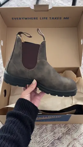 When you’re easily influenced 🫣 so, am i a legit aussie now? ☺️ #blundstone #blundstones #blundies #blundy #blundstoneboots #blundstonesquad #bootseason #autumnfashion #unboxing #unboxwithme 