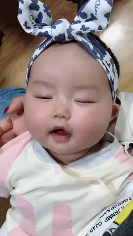 Ngủ mơ gì không biết 😍😍 #baby #babytiktok #lovebaby #babysotiktok #embedangyeu #cutebaby #viral 
