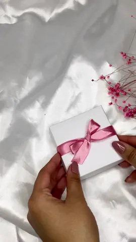 Nosso novo brinde!  Coleção dia dos namorados disponível no site e na compra de qualquer conjunto, você o recebe nessa caixinha pronta para presentear seu(sua) amor! 🩷 Nossa caixinha também está disponível no site, e caso deseje, pode adquirir separadamente e nos informar se desejar que outro item seja enviado na caixinha (pulseira, anel, colar ou brinco).  #lojadeprata925 #empreendedorismo #bijoux #lojaonline #emprendedora #pratas925 #emprendedor #embalagem #lojadeacessórios #prata #correntesdeprata #pulseira #emprendedorastiktok #PresenteDeNamoro #LojasOnline #embalandopedido #diadosnamorados #ValentinesDay #namorados #presente 
