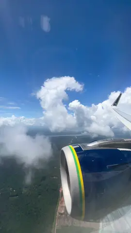 Pouso com emoção em Belém-PA ✈️❤️🙏🏻 #belem #VistaDoAvião #aviacao #aviao #airplanetime #ViajarPeloMundo #ViagensPeloMundo #viajar #memóriasdeviagem #TikTokViagem #pouso #umsonhopossível #vistasincríveis #PousoDeAvião #ViajandoDeAvião #paisagensincríveis #perfeito #brasil #turbulencia 