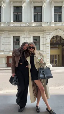 Coffee date 🤍 @Deli Salazar  #friends #foryoupage #fashiontok #outfitinspo #springlooks #fypage #vienna #austria #wien #wienliebe 