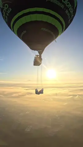 Paragliding serenity 🪂 (IG🎥: @abu_fpv_)  #Extreme #UNREEL #paragliding #hotairballoon #extremetok 