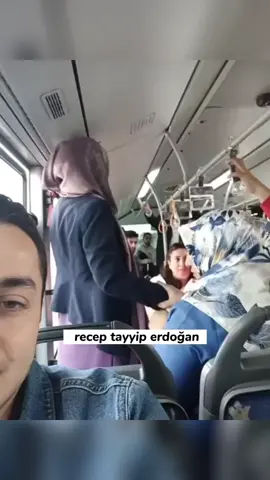 Metrobüste bir kadın durduk yere “Recep Tayyip Erdoğan “ diye bağırdı!