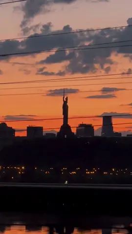 KYIV at sunset #яктебенелюбитикиєвемій #київестетика #естетикакиєва #kyivaesthetic #kyivukraine #kyivnight #kyivvibe #kyiv🇺🇦 #ukraine🇺🇦 
