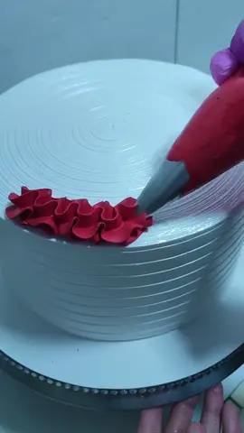 Oiiii genteeeee, tudo lindooooo por aí? Olha essa decoração super simples e fofa feita com bico de confeitar 1M #bolosdiferentes #bolosdecorados #bolo #confeiteira  #confeitaria #boloslindos #fy#fypシ #viral #amor