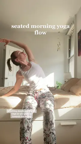 bed yoga! seated version 💚 #bedyoga #morningboost #morningroutine #morningyoga #morningyogaflow  #yogainbed #chairyoga #seatedyoga  #yogaforbeginners #gentleyoga #selfcareroutine #mobility #fyp   