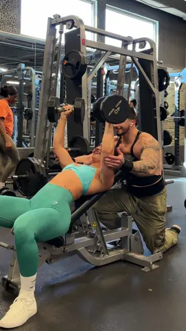 could not hold in my laugh when he’s spotting😭