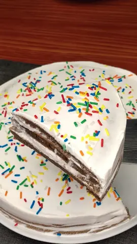 Mezcla café con plátano y te sorprenderá el resultado😋😱#viral #parati #recetas #cocina #recetasfaciles #platano #cafe #chantilly #huevo #pastel Ingredientes:🍌 4 plátanos en rodajas☕️ 1 cucharada de café instantáneo🥚 2 huevos🥄 4 cucharadas de azúcar blanca🥛 1 taza de leche a temperatura ambiente🌾 4 tazas de harina de trigo común🥄 1 cucharada de polvo para hornear🫒 Aceite para engrasar la sartén🍶 300 mililitros de chantilly líquido, frío