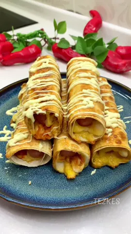 Хот-дог по новому, трюк с лавашом.  Необычный хот-дог Понадобится: Лаваш -1 пачка Сыр бутербродный -1 пачка Сыр тертый - 100 г Кетчуп, соль, перец Сосиска-5 шт Яйца - 2 шт Сырный соус/ майонез  Попробуйте приготовьте  это вкусно и просто!##фастфуд##хотдог##лаваш##hotdog##fastfood