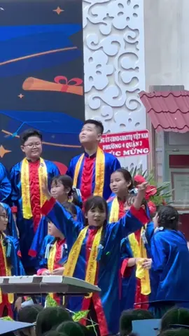 Bánh bèo Bối Bối quẩy cực sung tại lễ bế giảng 
