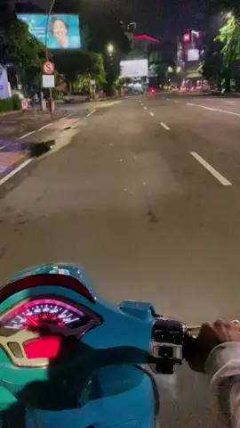 sunyi #vespasprint #nightride #surabayapride #surabaya #sad #sadstory #nr #nightvibe #vespamatic #sadvibes #citylights 