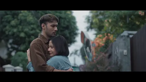 Mungkin akhirnya tak jadi satu, namun bersorai pernah bertemu. Sekarang atau nanti, kehilangan itu pasti. Namun, bisakah kamu mampu untuk tetap berdiri? Ketika Berhenti Di Sini tayang segera di bioskop! #VideoFirstLook #KetikaBerhentiDiSini #MerayakanKehilangan 
