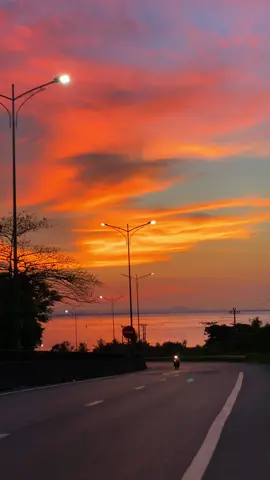 Một trong những đoạn đường đẹp nhất mà mình từng được ngắm hoàng hôn ở Huế 💕 #huế #checkinhue #huếthương❤️☘️ #huetrongveo #huế75 #hoànghôn #sunset #huếmộnghuếmơ 