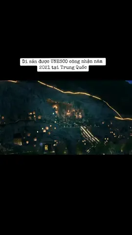 Hang động Long Môn ở tỉnh Hà Nam của đất nước Trung Quốc là một hàng động cổ xưa với nghệ thuật điêu khắc hơn 100.000 bức tượng dành cho Phật giáo, chủ yếu được điêu khắc từ thế kỷ thứ năm đến thế kỷ thứ tám sau Công nguyên, được cất giấu bên trong vô số hang động, trong những vách đá vôi nhô trên sông Yi. Theo số liệu từ viện nghiên cứu, Long Môn có hơn 100.000 tượng Phật cao từ 2,5 cm đến 17 m, nằm trong 2.345 hang động, hốc đá. Nơi đây còn được gọi là 