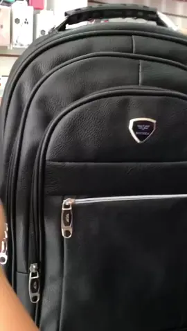 Descrição:  - Mochila em Couro Sintético - Descrição Geral: Essa Mochila Antifurto é confeccionada com material de alto padrão e possui um acabamento requintado. Essa mochila possui cadeado com trava que traz mais segurança, com fechamento anti poeira, compartimento interno para o seu notebook. Características do produto: - Acabamento fino em couro sintético - Material resistente a chuva - Espaço interno dedicado para Notebook - 5 compartimentos com Zíperes sendo um com trava de segurança - 2 Bolsos laterais para garrafas de até 1 litro - Alça superior reforçada com cabo de aço - Alças acolchoadas com trava peitoral.  #mochilasbonitas #mochilareforçada #papelaria #viagem #courosintetico #voltaasaulas 