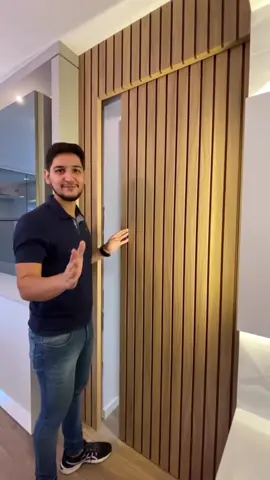 Você já tinha visto? Obs: A porta invisível, oculta ou camuflada, é a solução perfeita em diversos projetos de arquitetura.  Com ela, facilmente podemos ter uma passagem mais discreta ou deixar a fachada limpa e contínua.