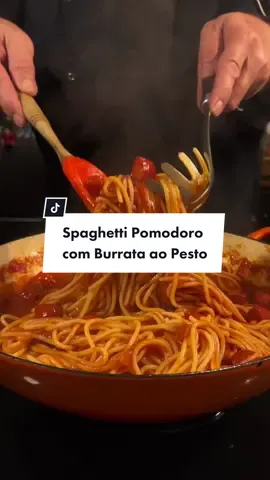 Spaghetti Pomodoro com Burrata ao Pesto. 👨🏼‍🍳 Ingredientes: Manjericão Gelo Alho Pinoli Azeite Sal  Parmesão Tomate cereja Cebola Molho de tomate Oregano  Burrata #Receita #Cozinhando #ArnoVanEnck 