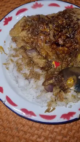 nasi anget telur dadar dikasi kecap...mwantaap. kurng bwang goreng #sarapan #traditional #desa 