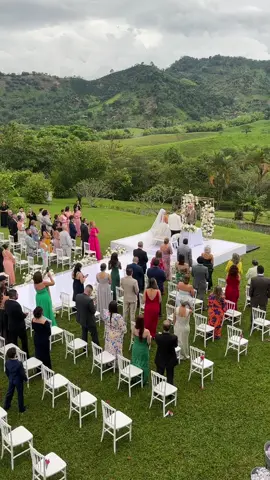 Ceremonia al aire libre en los paisajes del eje cafetero  #novias #bodas #matrimonios #ceremoniaboda #vestidonovia #decoracionboda #pedidademano #weddingplanner 