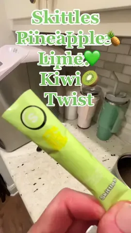 Pineapple🍍 Lime💚 Kiwi🥝 Twist flavored water💦#Water #h2o #Hydration #FlavoredWater #WaterTok #SkinnyMixes #WaterGoals #HydrationStation #WaterRecipe 