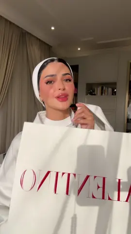 Guess the color of the bag?  #valetinoloco #valentino #unboxing #luxuryshopping #fashiontom 