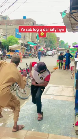 Ye sab log q dar jaty hyn#sharrartimunda #foryou #lahore #tiktokpakistanofficial #trending #viral #foryoupage #tiktok #commedy #funnyclip #prank #funny @Rizwan ali @mr🌹rizwan @cute pari @Rizwanali 