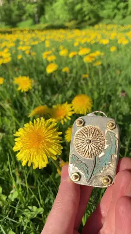 Dandelion edition pressed flower reveal 🌼🌿 #flowerpressing #flowerpreservation #fairycore #hobbitcore #dandylion #handfabricatedjewelry #witchtok #herbalism #theshire 