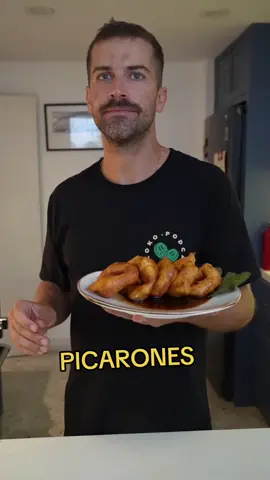 Picarones: una receta con historia 🤓 Este postre peruano se disfruta desde el Virreinato del Perú 🇵🇪 Ya sabes su origen, ahora a prepararlo #APuraDulzura  #Picarones  #Dulce #Postre #RecetasFáciles #Pastelería #recetasdepostres 