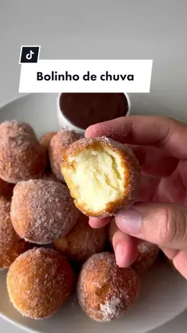BOLINHO DE CHUVA 🤤😍 . Quem aí ama? Eu sou apaixonado é essa receita é muito fácil e não vai ovo! ( que as vezes não temos em casa!😂) já salva aí!  . Receita: 1 xícara de leite + 1/2 xícara de açúcar + 2 xícaras de farinha de trigo + 1 colher de sopa de fermento em pó + 1 colher de sobremesa de vinagre ( usei de vinho branco, mas pode ser outro)!  . Misture conforme eu mostro no vídeo, depois pegue uma colherada de massa e com ajuda de outra colher despeje dentro da panela de óleo não tão quente, pra cozinhar por dentro também! Assim que estiver bem douradinho escorra e passe numa mistura de açúcar e canela ( 3 colheres de sopa de açúcar + 1 colher de sobremesa de canela). . Ganache: 1/2 caixinha de creme de leite + 100 gramas de chocolate amargo derretido, misture ambos e pode aproveitar!  . Gostaram?♥️🫶🏽 façam e me contem, vão amar!  . #cafe #lanche #confeitaria #bolinhodechuva 