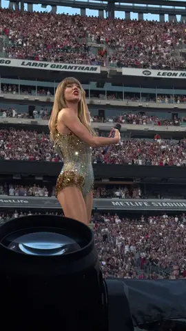 Taylor feeling her own power #queen #slay #power #erastour #theman #taylorswift #metlifestadium Metlife Night 3 