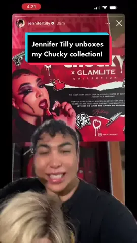 Jennifer Tilly unboxes my Chucky collection 😭  the way my heart hasnt stopped pounding 🖤 #chucky #chuckyxglamlite #glamlite #jennifertilly #reactions #greenscreenvideo 