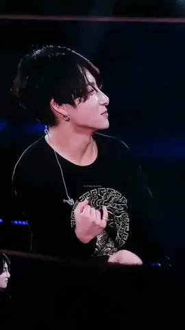 Esperando até hoje o significado desse anel especial que ninguém tem permissão pra tocar, exceto o Jimin... 🫣 #jikook #kookmin #jikookmoments #jikooktraduções #parkjimin #jeonjungkook #gcfinjikook 