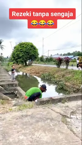 ##viralterupdate3 #yangpentingfyp #KontenHiburan #TikTokFunnyVideos #funnytiktokvideos #viralterupdate #videolucutiktok #kreatortiktok #viralkan #tiktokindonesia #videotiktokkocak #VideoNgakak #yanglagiviral #lkssupport #videolucubanget #tiktoklucungakak #VideoLucuDanKocak #ygpentingpaketnyampe #lampumerahmati #kucinglucu 