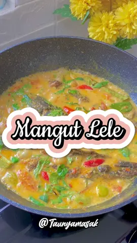 Mangut lele yang enak banget🤤 Bahan : 4 ekor lele 1 buah santan instan 1 batang kemangi 1 buah tomat 1 buah tomat hijau 1 batang serai 2 lembar daun salam 2 lembar daun jeruk 2 batang cabai hijau besar 6 buah cabai rawit merah 3 cm lengkuas 1 sdt garam 1 sdt gula 1 sdt penyedap rasa 500ml air Secukupnya minyak goreng Bumbu halus : 8 siung bawang merah 4 siung bawang putih 8 batang cabai merah kriting 1 sdt ketumbar 3 buah kemiri 3 cm kencur 1 cm kunyit 1 cm jahe Cara membuat : 1. Cuci bersih lele, dan marinasi dengan jeruk nipis, garam dan ketumbar, boleh juga dengan menggunakan bumbu ikan goreng instan. 2. Goreng lele hingga kering dan matang. 3. Tumis bumbu halus hingga tanak, tambahkan serai, daun salam, daun jeruk dan lengkuas geprek. 4. Tambahkan 1 buah santan instan dan 500ml air, aduk rata supaya santan tidak pecah. 5. Jangan lupa untuk menambahkan garam, gula dan penyedap rasa, serta cek rasa. 6. Masukan lele goreng ke kuah mangut, di tambah dengan kemangi, irisan tomat, dan cabai, masak hingga matang. #taunyamasak #masakanrumahan #masak #masakmasak #masakapahariini #reseprumahan #resep #resepmasakanindonesia #mangut #mangutlele #makananviral #viralindonesia #indonesianfood #food #fyp #idemasaksimple #videomasakmasak 