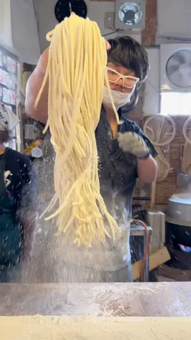 東京で一番コスパが良くて美味いうどんは間違いなくここ！オープン時にはロックを流しながらうどんを打つパフォーマンスも見れるよ！#東京グルメ #浅草グルメ #japanesefood  📍浅草真九郎 東京都台東区浅草6-28-10 
