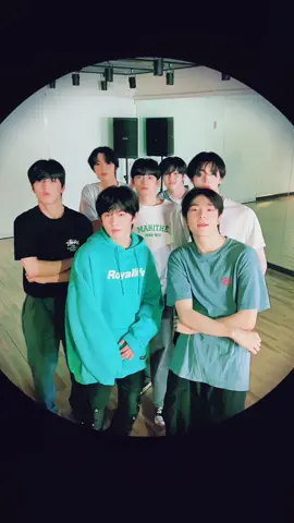😎🤙 #mic #madeincjes #trainee #kpop #idol #추천 #korean #아이돌연습생 #dance #viral #tiktokviral #fyp #foryou #trend #fypシ #trending #fypシ゚viral #트레이니 #샤카보