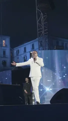 È stata una serata ricca di ospiti, ma soprattutto ricca di emozioni 🫶🏼 Le emozioni più grandi rimangono sempre quelle che mi regalate voi, il mio pubblico, perché #GigiUnoComeTe non è uno spettacolo che venite semplicemente a vedere… ma lo fate insieme a me! 💙 Potete rivedere la puntata in streaming su RaiPlay ⏭️  #gigiunocomete #tiktokmusica #live #musica #gigidalessio #napoli #piazzadelplebiscito #virale #perte #concerto