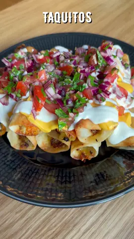Taquitos/flautas  🌮  En försvenskad variant av taquitos/flautas. Skriver bägge namn eftersom att (enligt min research) så görs taquitos med små majstortillas medan flautas görs med större vetetortillas. Jag har korsat bägge 😂 gott oavsett! Använd en tandpetare ifall rullarna öppnar upp sig under stekningen. Dubbla recept för mer tacos! Ingredienser: 🌮 8 mini vetetortilla/majstortilla  🌮 200 g tacofärs 🌮 150 riven mozzarella- och cheddarost Pico de Gallo: 🌮 1 tomat 🌮 1 valfri lök (röd eller gul) 🌮 1 pressad vitlöksklyfta 🌮 en stor näve koriander  🌮 1/2 pressad lime 🌮 1 msk olivolja 🌮 Salt/peppar 🌮 chili om du vill  Toppa med: 🌮 smält ostsås, finns i tacohyllan 🌮 gräddfil 🌮 Pico de Gallo