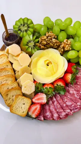 Tábua de frios com flor de queijo! 🧀 #TikTokPromote #fyp #foryou #tabuadefrios #tabuadequeijos #tabuadepetisco #petisco #queijo #like #following #EasyRecipe #DIY #petiscosemcasa #morango 