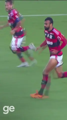 Que arrancada!! 🔥😲🤯 Fabrício Bruno roubou a bola na própria área, disparou, deixou até um defensor do Fluminense no chão e quase fez um golaço no Maracanã; na sequência do lance, Gabigol mandou pra rede #ge #flamengo #copadobrasil #SportsNews #tiktokesportes