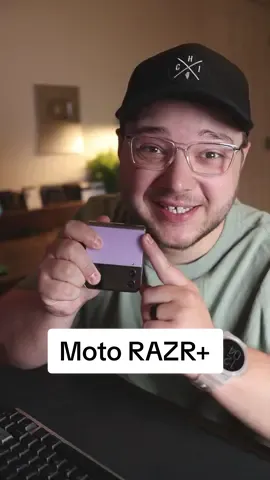 Would you use a full screen cover display? #techtok #Tech #motorola #motorazrplus #razrplus #android #imparkerburton #androidguy #techguy @Motorola US 