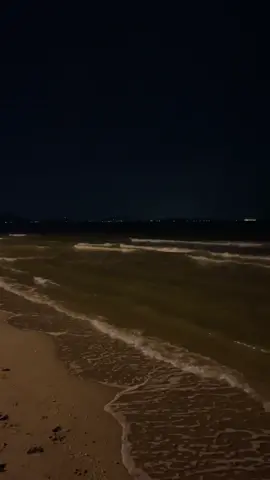 #ทะเลบางแสน #บางแสนตอนกลางคืน  #บางแสนชลบุรี  #ริมหาดทราย #ชายหาดบางแสน_ชลบุรี🏖😊♥️  #วันหยุด #วิวตอนกลางคืน #บรรยากาศชิวๆ 