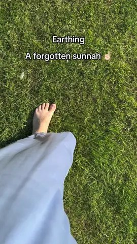 Walking barefoot – Grounding / Earthing Did you know: it’s Sunnah to occasionally walk barefoot? A man from the companions of the Prophet (ﷺ) traveled to Fadaalah ibn Ubayd (may Allah be pleased with him) when he was in Egypt. After a brief conversation he asked him: “Why do I not see any shoes on you?” Fadaalah replied: “The Prophet (ﷺ) used to command us to go barefoot sometimes”. [Authentic. Abu Dawud, Book 33, Hadith 4148] There are many non-muslim articles that suggest walking barefoot (called Earthing) is going to be the next health craze. This is due to the uncanny health benefits of your bare feet walking on pure earth.
