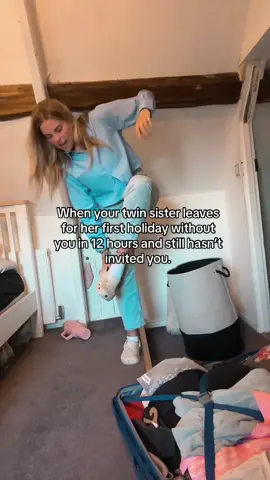 theres not even room for me in her suitcase. @tilly Morel #twinsister 