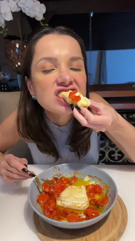 Posso abrir a temporada de petiscos deliciosos pra comer no inverno, acompanhado do mozão? Esse queijo Brie é perfeito pra curtir um friozinho.  🧣