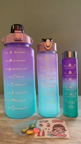 Kit Garrafa Motivacional 💦 A queridinha do momento!! Com capacidade de 2 litros, 900ml e 300ml, você leva sua água para onde quiser, sem se preocupar. Além disso, você também pode personalizar com os adesivos que acompanham o kit, que dão um toque especial às garrafas, fazendo assim, um acessório moderno e estiloso. Gostou? Link na bio 💥😍#ComprasOnline #achadinhosshopee #achadosachadinhos #AchadosOnline #comprinhas #comprinhasparacasa #shopee #garrafamotivacional 